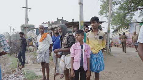 Primer-Plano-De-Personas-Mayores-Y-Jóvenes-En-Las-Calles-De-Madurai