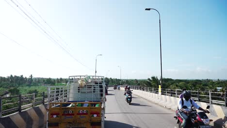 POV-Fahrt-Durch-Eine-Belebte-Straße-In-Coimbatore,-Tamil-Nadu