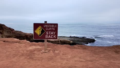 Acantilados-Al-Atardecer-Cueva-Marina-En-San-Diego,-California-Acantilados-Inestables-Signo-Y-Una-Vista-Del-Océano-Pacífico