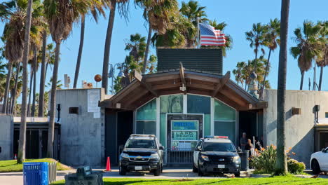 LAPD-Venice-beach-station-with-cars-and-flag,-Los-Angeles,-USA