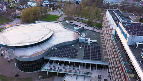 Los-Paneles-Solares-En-La-Azotea-Son-Un-Edificio-De-Hotel-Spa-Paraíso-De-La-Salud-En-Vista-Aérea