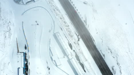 Toma-Desde-Arriba-Con-Un-Dron-Filmada-En-El-Invierno-De-Andorra,-Cerca-De-La-Frontera-Con-Francia.