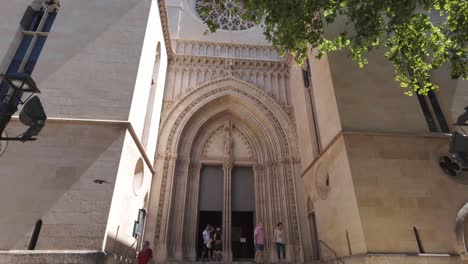 Eingang-Zur-Basilika-Kathedrale-In-Palma-Mallorca,-Spanien,-Kirche-Im-Gotischen-Stil