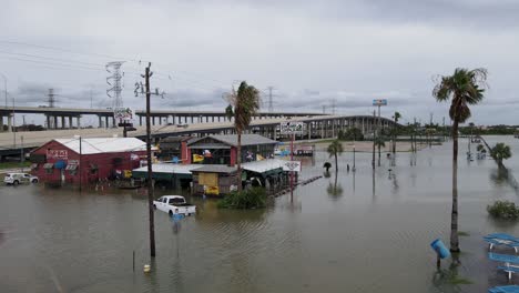 Diese-Dramatischen-Drohnenaufnahmen-Zeigen-Das-Ausmaß-Der-Überschwemmung-Am-Kemah-Boardwalk,-Nachdem-Hurrikan-Baryl-Die-Texanische-Golfküste-Getroffen-Hatte