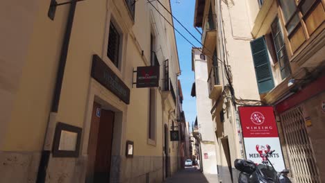 Palma-De-Mallorca,-Spanische-Stadt,-Schmale-Straße,-Spaziergang,-Sichtweise,-Pov,-Spanien