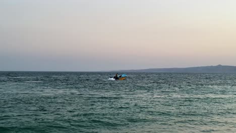 Barco-De-Pesca-En-Cámara-Lenta-Montando-En-La-Playa-Junto-Al-Mar-Agua-De-Mar-Barco-A-Motor-Ferry-Crucero-En-Un-Paisaje-Escénico-Mínimo-En-La-Naturaleza-De-Irán-Vista-Panorámica-Del-Destino-Turístico-En-La-Isla-Qeshm-Qatar-Salto-De-Viaje