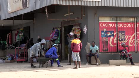 Pueblo-Indígena-En-Una-Tienda-Local-En-La-Provincia-De-Mpumalanga-De-Sudáfrica