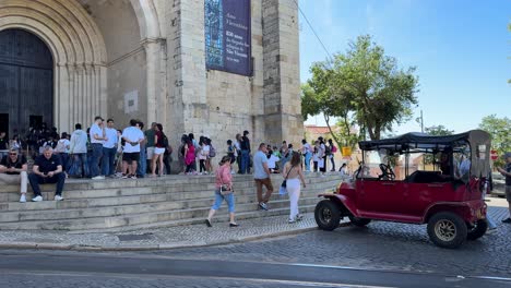 Los-Turistas-Visitan-La-Famosa-Catedral-De-Santa-María-La-Mayor,-Portugal.