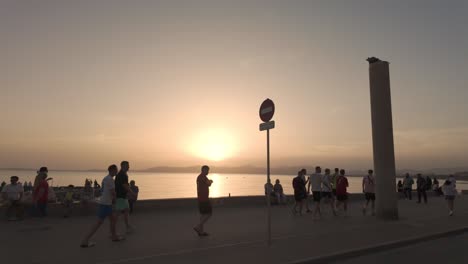 Paseo-Al-Atardecer-En-La-Playa-De-Can-Pastilla-Mallorca-Islas-Baleares-España,-Popular-Destino-De-Vacaciones