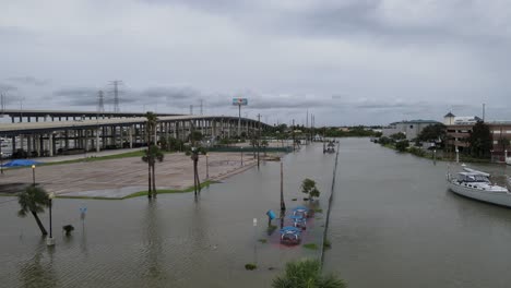 Esta-Dramática-Grabación-De-Un-Dron-Captura-El-Alcance-De-Las-Inundaciones-En-El-Paseo-Marítimo-De-Kemah-Después-De-Que-El-Huracán-Baryl-Azotara-La-Costa-Del-Golfo-De-Texas.