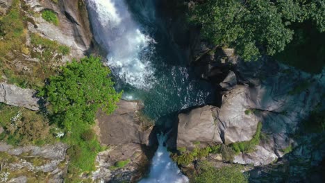 Cascada-Panorámica-Del-Río-Belelle-En-Fene,-Galicia,-España---Toma-Aérea-De-Drones