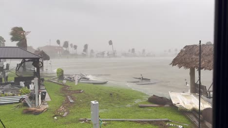 Holz-Und-Schutt-Werden-An-Land-Gespült,-Während-Heftige-Orkanartige-Winde-Und-Sintflutartige-Regenfälle-Durch-Hurrikan-Baryl-Den-Galveston-Bay-RV-Park-An-Der-Texanischen-Golfküste-Verwüsten