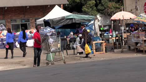 A-busy-African-street-market,-where-local-indigenous-people-sell-their-goods