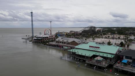 Diese-Dramatischen-Drohnenaufnahmen-Zeigen-Das-Ausmaß-Der-Überflutung-Der-Restaurants-An-Der-Kemah-Boardwalk,-Nachdem-Hurrikan-Baryl-Die-Texanische-Golfküste-In-Der-Galveston-Bay-Getroffen-Hatte.