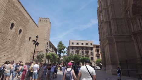 Gotische-Kathedrale-Santa-María,-Touristenspaziergang-Palma-De-Mallorca,-Spanien