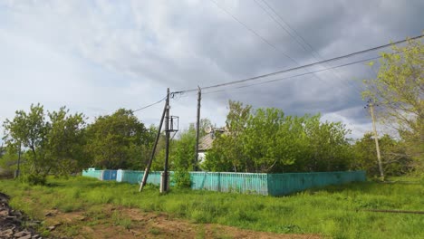 Ein-Ruhiger-Blick-Auf-Ein-Landhaus-In-Kasachstan,-Zentralasien---Luftaufnahme-Einer-Drohne