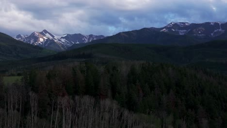 Mt-Sopris-Sopras-Alter-Mount-Snowmass-Resort-Colorado-Luftdrohne-Sonnenuntergang-Espe-Wildnis-Sommer-Juni-Juli-Rocky-Mountains-Gipfel-Ackerland-Landschaft-Sonnig-Blauer-Himmel-Hauptstadt-Gipfel-Kreis-Rechts-Bewegung