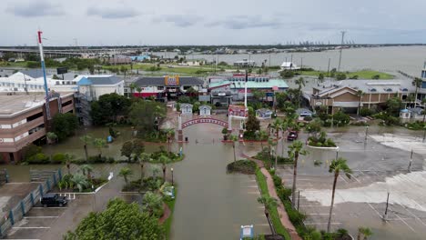 Diese-Dramatischen-Drohnenaufnahmen-Zeigen-Das-Ausmaß-Der-Überschwemmung-Am-Eingang-Der-Kemah-Promenade,-Nachdem-Hurrikan-Baryl-Die-Texanische-Golfküste-In-Der-Galveston-Bay-Getroffen-Hatte