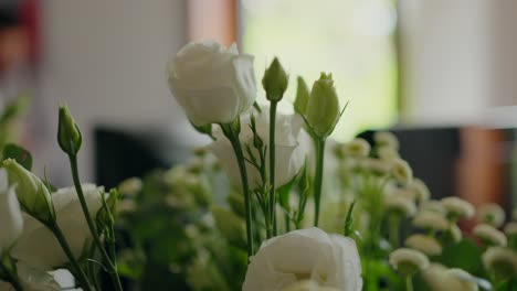 Close-up-of-white-roses-and-green-buds-in-a-bouquet,-highlighting-delicate-floral-beauty