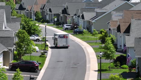 Camión-Fedex-Conduciendo-Por-Un-Barrio-Suburbano