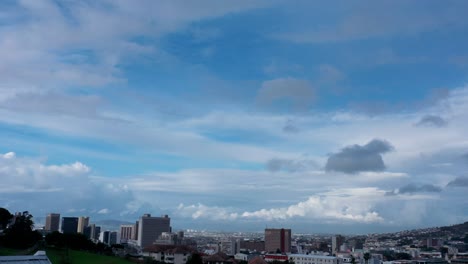 Lapso-De-Tiempo-Nublado-Sobre-Ciudad-Del-Cabo,-Sol-Y-Arco-Iris