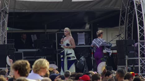 Drag-Queens-Actuando-En-El-Escenario-Del-Festival-Del-Orgullo-De-Bruselas