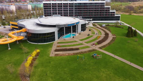 Parque-Acuático-Veekeskus-Con-Toboganes-Y-Piscina-Al-Aire-Libre-En-Vista-Aérea