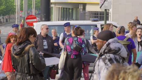 La-Policía-Supervisa-A-Los-Manifestantes-Con-La-Bandera-Palestina-En-Bruselas.