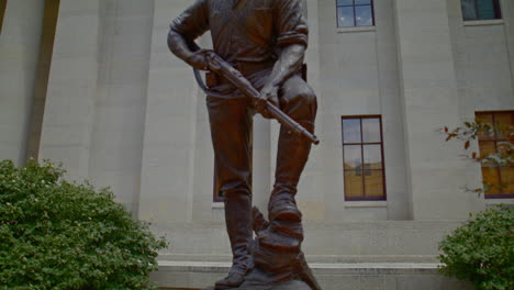 Espíritu-De-La-Estatua-Del-98-En-Los-Terrenos-Del-Edificio-Del-Capitolio-Del-Estado-De-Ohio-En-Columbus,-Ohio,-Con-Video-De-Cardán-Inclinándose-Y-Girando