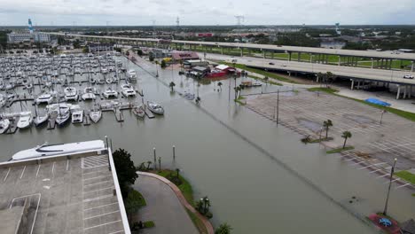 Esta-Espectacular-Grabación-De-Un-Dron-Captura-El-Alcance-De-Las-Inundaciones-En-El-Puerto-Deportivo-Del-Paseo-Marítimo-De-Kemah-Después-De-Que-El-Huracán-Baryl-Azotara-La-Costa-Del-Golfo-De-Texas.