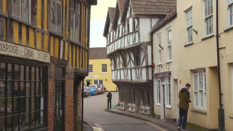 Menschen-Auf-Der-Straße-Des-Malerischen-Charmanten-Dorfes-In-Somerset,-Axbridge,-England,-Großbritannien