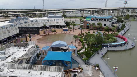 Diese-Dramatischen-Drohnenaufnahmen-Zeigen-Das-Ausmaß-Der-Überschwemmung-Von-Restaurants-An-Der-Kemah-Promenade,-Nachdem-Hurrikan-Baryl-Die-Texanische-Golfküste-Getroffen-Hatte