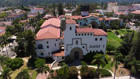 Disparo-De-Un-Dron-Hacia-Atrás-Muestra-El-Juzgado-Del-Condado-De-Santa-Bárbara-En-El-Sur-De-California