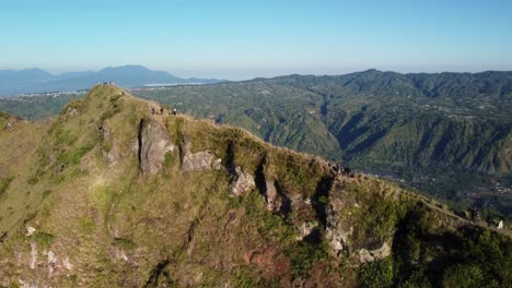 Wanderweg-Für-Menschen,-Berühmtes-Wahrzeichen-Der-Insel-Mount-Batur,-Luftaufnahme