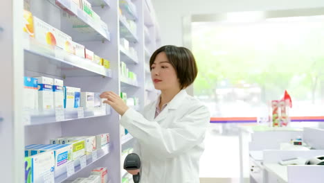 Mujer-Doctora-Farmacéutica-Sonriendo-Presentando-Y-Recomendando-Píldoras-Médicas-En-Blister-En-Una-Farmacia