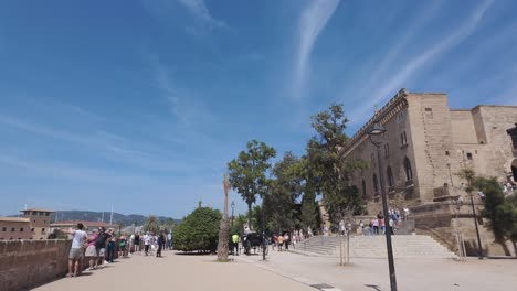 Palma-De-Mallorca-Spanien-Kathedrale-Santa-Maria,-Touristen-Zu-Fuß-Im-Sommer