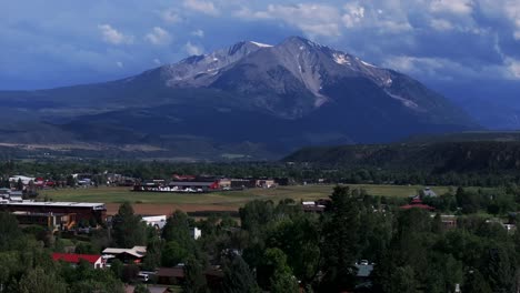 Carbondale-Rugiente-Tenedor-Río-Monte-Sopris-Esporas-Mármol-Basalto-álamo-Temblón-Nieve-Verano-Aéreo-Drone-Colorado-Junio-Julio-Montaña-Rocosa-Capa-De-Nieve-Picos-Mármol-El-Jebel-Nubes-Soleado-Movimiento-Ascendente