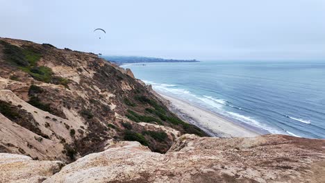 Torrey-Pines-Gliderport-En-Los-Acantilados-De-San-Diego-CA-Con-Parapentes-Volando-Lentamente