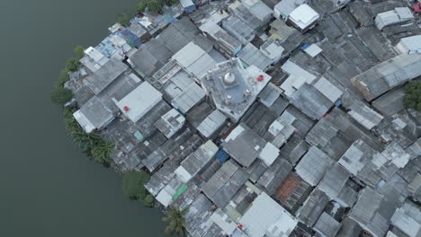 Moschee-Mitten-In-Einem-Indonesischen-Slum-Birdseye-Drone-Tracking-Zurück