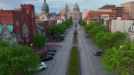 Calle-Principal-Con-Estacionamiento-De-Autos-En-El-Centro-De-La-Ciudad-Con-Casas-Y-Hogares-Frente-Al-Edificio-Del-Capitolio-Del-Estado-De-Pensilvania,-EE.UU.