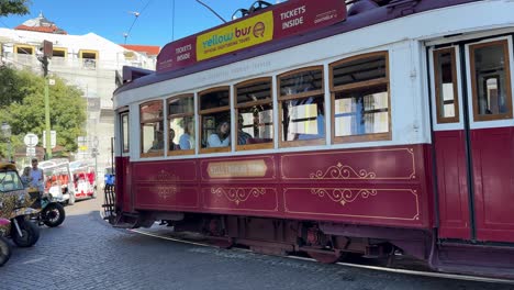 Tranvías-Icónicos-Y-Modos-De-Transporte-Populares-Recorren-Las-Calles-Montañosas-De-Lisboa,-Portugal