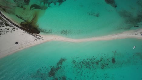 Sandweg-Durch-Türkisfarbenes-Wasser-Bei-Cayo-De-Agua,-Luftaufnahme