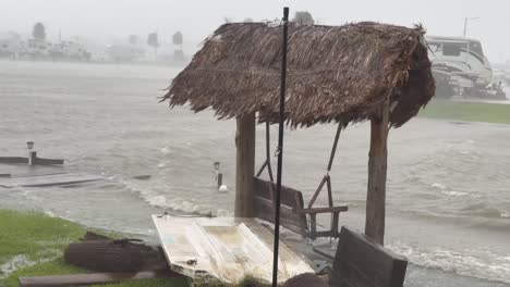 Sitzbänke-Im-Tiki-Stil-Werden-Schwer-Beschädigt,-Als-Heftige-Orkanartige-Winde-Und-Sintflutartige-Regenfälle-Durch-Hurrikan-Baryl-Den-Galveston-Bay-RV-Park-An-Der-Texanischen-Golfküste-Verwüsten