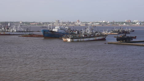 Verlassene-Rostige-Schiffe-In-Der-Nähe-Des-Hafens-Von-Montevideo,-Uruguay