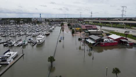 Esta-Dramática-Grabación-De-Un-Dron-Captura-El-Alcance-De-Las-Inundaciones-En-El-Puerto-Deportivo-De-Kemah-Boardwalk-Después-De-Que-El-Huracán-Baryl-Azotara-La-Costa-Del-Golfo-De-Texas-En-La-Bahía-De-Galveston.