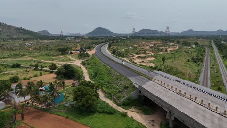 Vista-Elevada-De-Una-Sección-Amplia-Y-Suave-De-La-Autopista-En-La-India