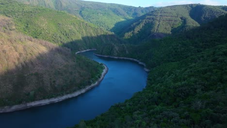 River-And-Mountains-In-Meandro-da-Cubela-Nature-Preserve-In-A-Covela,-Lugo,-Spain---Aerial-Drone-Shot