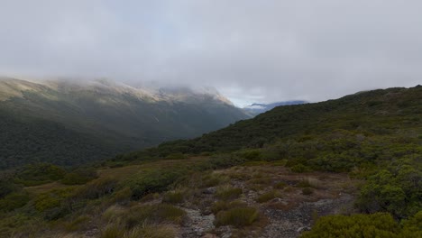 Drone-Empuja-Hacia-La-Vista-Aérea-De-Las-Montañas-Del-Parque-Nacional-Fiordland-Con-Cielo-Nublado,-Nueva-Zelanda