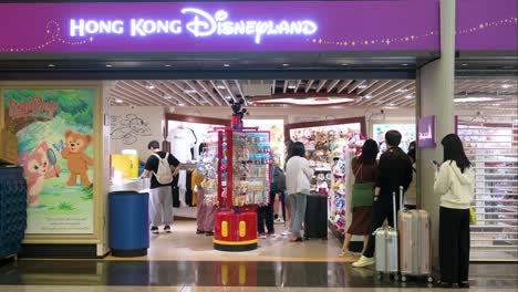 Los-Pasajeros-Del-Vuelo-Son-Vistos-En-La-Tienda-Oficial-Del-Parque-De-Diversiones-Temático-De-Disney,-Disneyland,-En-El-Aeropuerto-Internacional-Chek-Lap-Kok-En-Hong-Kong