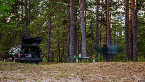 Campingpaar-Vom-Aufstellen-Der-Hängematte-Bis-Zum-Zusammenpacken-Im-Wald